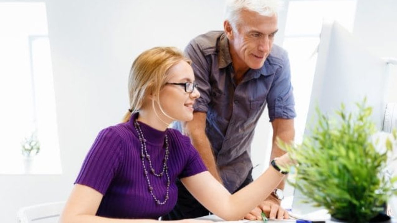 co-workers-working-together-PRZ8DTV-637x433