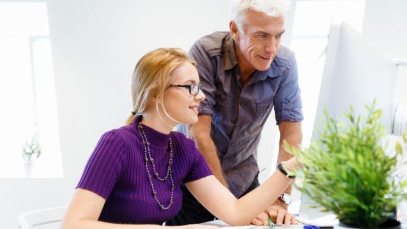 co-workers-working-together-PRZ8DTV-637x433