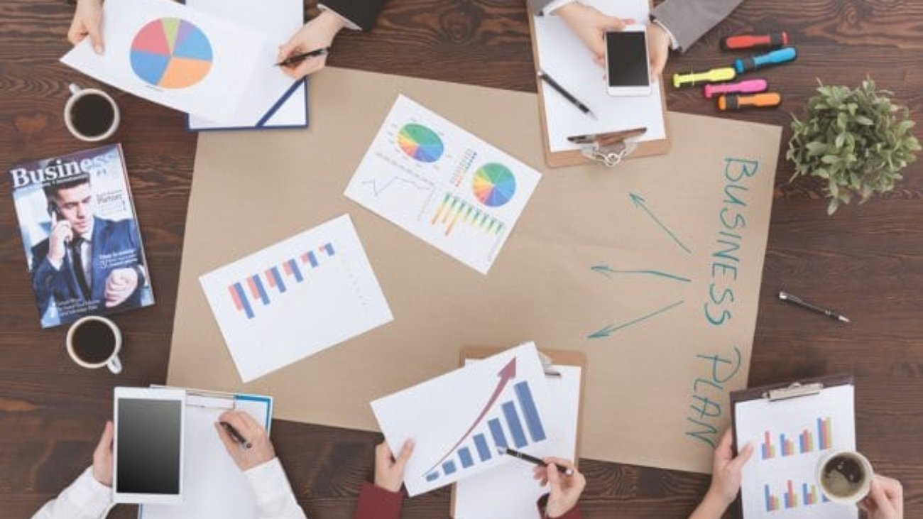 people-preparing-business-plan-PMM9WH8-637x433