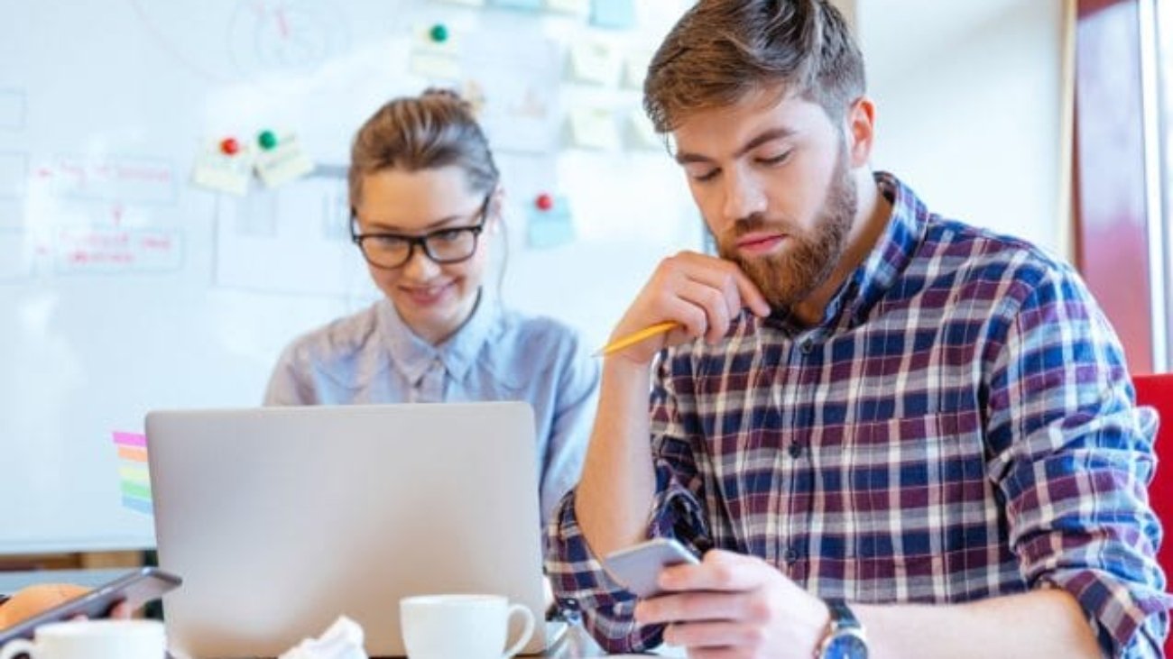 people-working-in-office-P3DBYE3-637x433